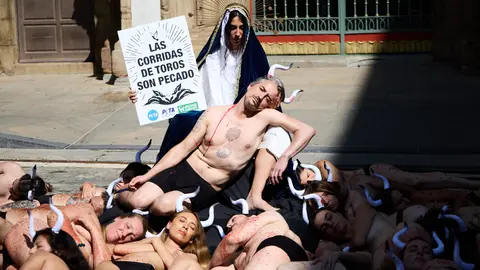 Protesta de AnimaNaturalis y PETA bajo el lema 'Tauromaquia es pecado' en la plaza del Ayuntamiento de Pamplona, un día antes del inicio de los Sanfermines 2025. IÑIGO ALZUGARAY