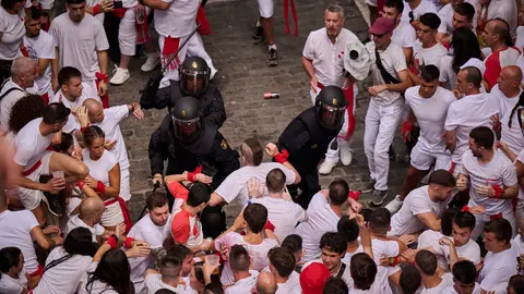 Cuentos de personas disfrutan del chupinazo de las fiestas de San Fermín 2025 en la Plaza del Ayuntamiento de Pamplona. PABLO LASAOSA