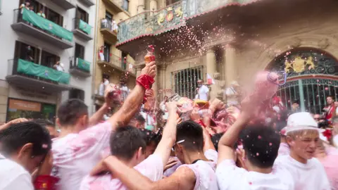 Miles de personas celebran el Chupinazo en la Plaza del Ayuntamiento de Pamplona, con el que se da inicio a las Fiestas de San Fermín 2025. IÑIGO ALZUGARAY