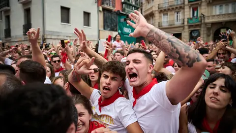 Miles de personas participan en el tradicional Riau Riau desde el Ayuntamiento de Pamplona hasta San Lorenzo durante San Fermín 2025. PABLO LASAOSA