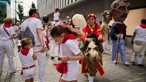 La Comparsa de Gigantes y Cabezudos recorre las calles de Pamplona durante el primer día de San Fermín 2025. PABLO LASAOSA