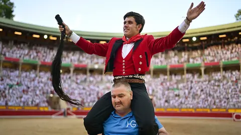 GRAFCAV9827. PAMPLONA, 06/07/2025.- El rejoneador Guillermo Hermoso de Mendoza sale a hombros de la Monumental de Pamplona al cortar dos orejas y el rabo al último toro de la tarde en la segunda de abono de la Feria de Toro de los Sanfermines 2025 con toros de la ganadería salmantina de 'El Capea' y en la que comparte cartel con el rejoneador Roberto Armendáriz y con la rejoneadora francesa Lea Vicens (primera mujer que torea en la Feria del Toro). EFE/ Daniel Fernández