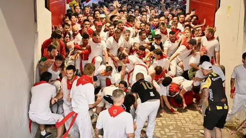 Segundo encierro de las fiestas de San Fermín 2025 con toros de Cebada Gago en el Callejón. PABLO LASAOSA