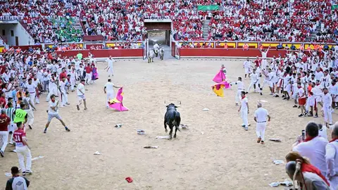 Segundo encierro de las fiestas de San Ferm&iacute;n 2025 con toros de Cebada Gago en el Callej&oacute;n. PABLO LASAOSA