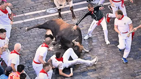 Tercer encierro de San Fermín 2025 con toros de Álvaro Núñez en el tramo de Telefónica. PABLO LASAOSA