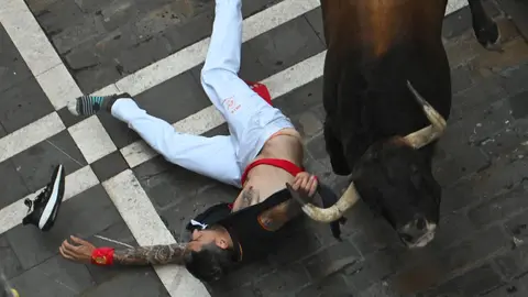 Tercer encierro de San Fermín 2025 el día 9 de julio con toros de Álvaro Núñez en Estafeta. EFE - JOSE LUIS LARRIÓN (1)