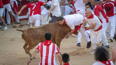 Suelta de vaquillas tras el tercer encierro de San Fermín en Pamplona.. Maite H. Mateo.-19