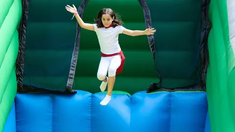 Kirolari Sport kids, el espacio deportivo y recreativo infantil en colaboración con las federaciones deportivas en el parque de la Medialuna durante las fiestas de San Fermín 2025. IÑIGO ALZUGARAY