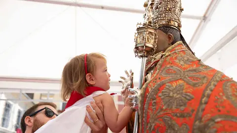 CIentos de niños participan en la ofrenda floral a San Fermín. Maite H. Mateo.-35