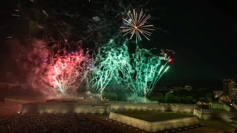 Miles de personas acuden a ver los fuegos artificiales en San Fermín. Maite H. Mateo.-12
