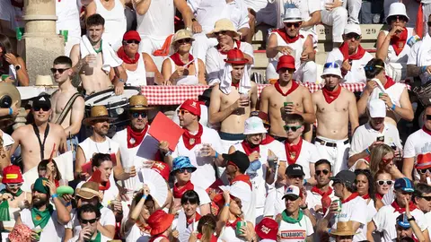 Ambiente en ruedo en la cuarta corrida de la Fería de San Fermín. Maite H. Mateo.-02