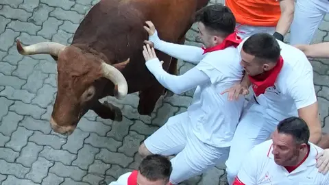 Quinto encierro de San Fermín 2025 el día 11 de julio con toros de Jandilla en la bajada al callejón. EFE - AINHOA TEJERINA