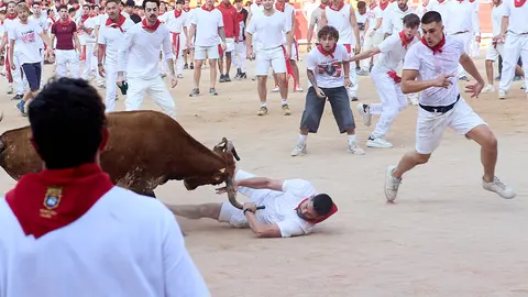 Quinto encierro de San Fermín 2025 con toros de la ganadería de Jandilla en el tramo del callejón y la entrada a la Plaza de Toros. IÑIGO ALZUGARAY