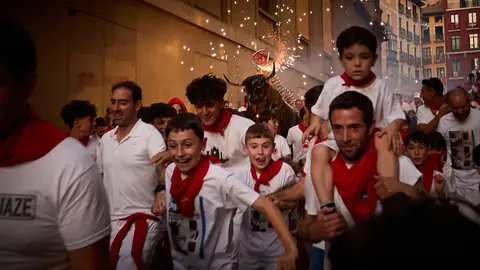 Toro de fuego por las calles de Pamplona durante las Fiestas de San Fermín 2025. IÑIGO ALZUGARAY