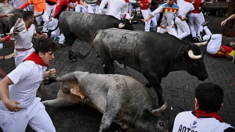 Sexto encierro de San Fermín 2025 con toros de José Escolar en la curva de Telefónica. PABLO LASAOSA