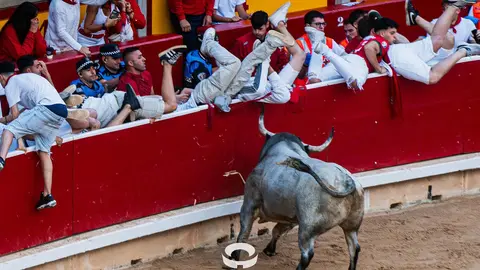 Sexto encierro de San Fermín con toros de José Escolar en la plaza de toros. CASA DE MISERICORDIA