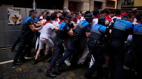 Sexto encierro de San Fermín 2025 con toros de José Escolar en la curva de Telefónica. PABLO LASAOSA