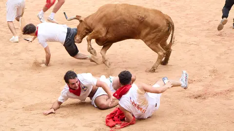 Suelta de vaquillas en la Plaza de Toros de Pamplona tras el sexto encierro de San Fermín 2025 con toros de la ganadería de José Escolar. IÑIGO ALZUGARAY