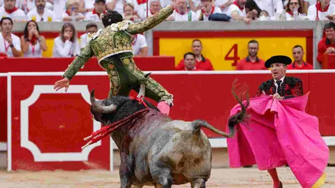 El torero Rafalillo durante la lidia a su segundo toro de la tarde, al que cortó una oreja, en la octava de abono de la Feria de Toro de los Sanfermines 2025 con toros de la ganadería de José Escolar y en la que comparte cartel con los diestros Fernando Robleño y Juan de Castilla.  EFE/ Villar López