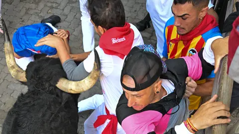 Séptimo encierro de San Fermín 2025 el día 13 de julio con toros de La Palmosilla en Telefónica. EFE - DANIEL FERNÁNDEZ (3)
