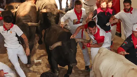 Octavo encierro de San Fermín 2025 el día 14 de julio con toros de Miura en el callejón. EFE - J.P. URDIROZ
