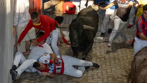 Octavo encierro de San Fermín con toros de Miura en callejón entrada plaza. Maite  H. Mateo..-05
