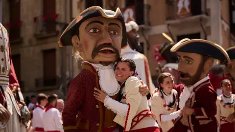 La Comparsa de Gigantes y Cabezudos realiza su última salida de San Fermín 2025 con bailes en la plaza del Ayuntamiento. PABLO LASAOSA
