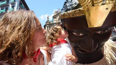 Despedida de la Comparsa de Gigantes y Cabezudos en la plaza del Ayuntamiento de Pamplona en el último día de las fiestas de San Fermín 2025. IÑIGO ALZUGARAY