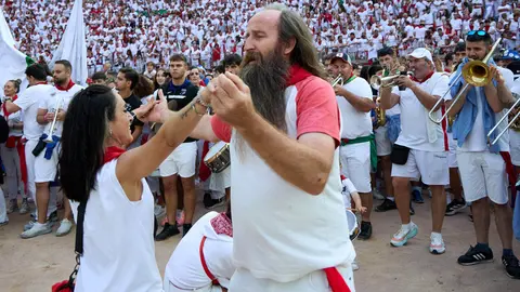 Despedida de las peñas en la Plaza de Toros de Pamplona en el último día de las fiestas de San Fermín de 2025. IÑIGO ALZUGARAY