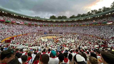 Despedida de las peñas de Pamplona el 14 sde julio de 2025 tras la última corrida. PABLO LASAOSA