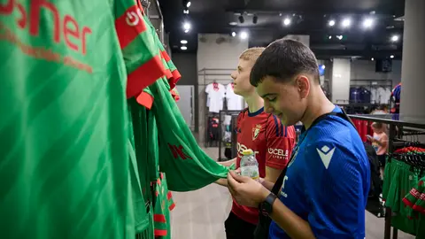La tienda de Osasuna pone en marcha la venta de la segunda equipación para la temporada 25/26. PABLO LASAOSA