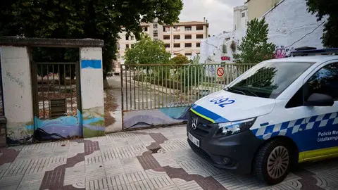 La Policía Municipal de Pamplona mantiene una vigilancia constante y permanente en el antiguo edificio de la antigua ikastola Jaso en la avenida de Aróstegui. PABLO LASAOSA