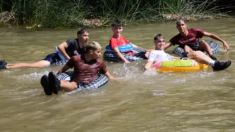 Tradicional descenso de los jóvenes de Estella por el río Ega tras el chupinazo de inicio de las fiestas de 2025. IÑIGO ALZUGARAY