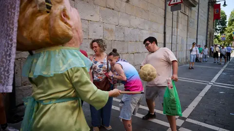 La calle de San Lorenzo de Pamplona celebra su día de fiestas con numerosas actividades musicales, festivas y gastronómica de gran arraigo en el barrio, como el cohete que se ha prendido a las 13.00 horas. PABLO LASAOSA