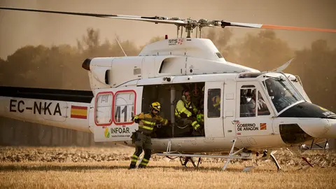 Efectivos de Bomberos, Policía Foral, Guardia Civil, aviones y helicópteros trabajan para sofocar el incendio forestal declarado en Carcastillo. PABLO LASAOSA