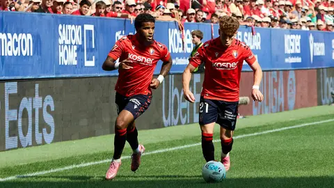 Valentin Rosier (19. CA Osasuna) y Víctor Muñoz (21. CA Osasuna) durante el partido de La Liga EA Sports entre CA Osasuna y Valencia CF disputado en el estadio de El Sadar en Pamplona. IÑIGO ALZUGARAY