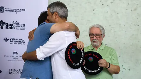 Homenaje a cuatro pelotaris navarros gitanos, Chichan, David Arbizu, Iban García y Abraham Antimasbeheres en el frontón de la Mañueta de Pamplona durante la XII edición del festival Flamenco On Fire. IÑIGO ALZUGARAY