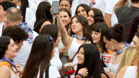 Inicio de las fiestas de Berriozar 2025 con el lanzamiento del chupinazo en la Plaza Eguzki a cargo de la peña Zulo Alai Elkartea que celebra su 50º aniversario.IÑIGO ALZUGARAY