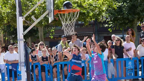 Circuito 3x3 CaixaBank de baloncesto en la Plaza del Castillo de Pamplona. IÑIGO ALZUGARAY