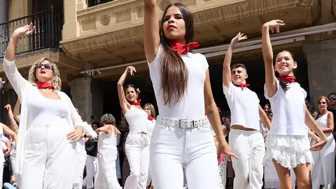 Flashmob en la Plaza del Castillo de Pamplona organizado por la Escuela de Baile Sandra Gallardo y el Centro de Arte Flamenco El Juncal durante de la XII edición del festival Flamenco On Fire. IÑIGO ALZUGARAY