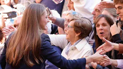 La princesa Leonor saluda al público tras la presentación del documento del Principado de Viana en el Palacio de Navarra, sede del Gobierno Foral, este viernes en Pamplona, Navarra, en el primer viaje oficial de la heredera de la Corona a la Comunidad Foral y con el que quiere subrayar su vínculo a través del título que ostenta de princesa de Viana, que fue creado hace 602 años. EFE/Villar López