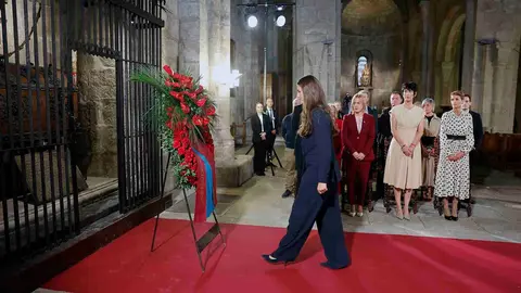 YESA (NAVARRA), 26/09/2025.- La princesa Leonor realiza una ofrenda floral, junto a la presidenta de Navarra, María Chivite (dcha), y Elma Saiz (2d), ministra de Inclusión, Seguridad Social y Migraciones, durante el homenaje a los reyes de Navarra y al Reino de Navarra que han presididio en el Monasterio de San Salvador de Leyre, en Yesa. EFE/Villar López POOL