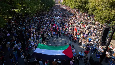 Miles de personas recorren las calles de Pamplona en solidaridad con Palestina y en contra del genocidio de Israel en el marco de los paros convocados por los sindicatos en apoyo al pueblo palestino. NAVARRA.COM