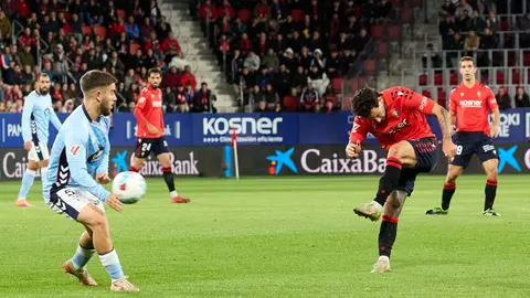 Sergio Carreira (5. RC Celta) y Rubén García (14. CA Osasuna) durante el partido de La Liga EA Sports entre CA Osasuna y RC Celta disputado en el estadio de El Sadar en Pamplona. IÑIGO ALZUGARAY