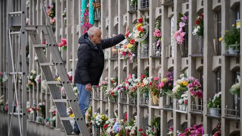 Cientos de personas celebran de Todos los Santos en el cementerio de Pamplona. PABLO LASAOSA