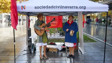 Sociedad Civil Navarra celebra el Día de Navarra con una carpa informativa. IÑIGO ALZUGARAY