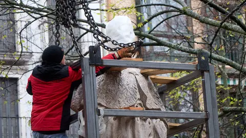 Comienza el traslado de las primeras estatuas de los Reyes de Navarra del Paseo de Sarasate. IÑIGO ALZUGARAY