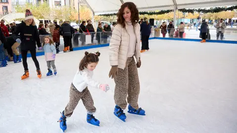 Pista de Hielo en la Plaza del Castillo de Pamplona. IÑIGO ALZUGARAY