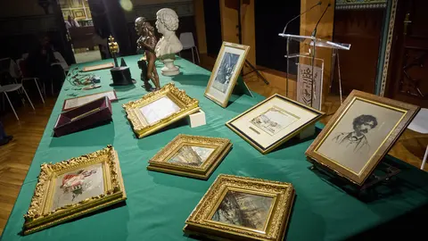 El Ayuntamiento de Pamplona recupera 55 piezas del legado del músico y compositor pamplonés Pablo Sarasate que permanecían desaparecidas desde 1991 en la sede del Archivo Municipal de la ciudad. IÑIGO ALZUGARAY