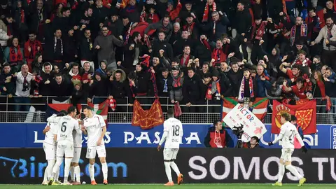 HUESCA, 17/12/2025.- Los jugadores de Osauna celebra el tercer gol, durante el partido de dieciseisavos de final de la Copa del Rey entre el Huesca y el Osasuna, este mi&eacute;rcoles en el estadio de El Alcoraz. EFE/ Javier Blasco